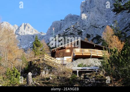 Mittenwalder Hütte mit neuer Terrasse im Sonnenuntergang Stockfoto