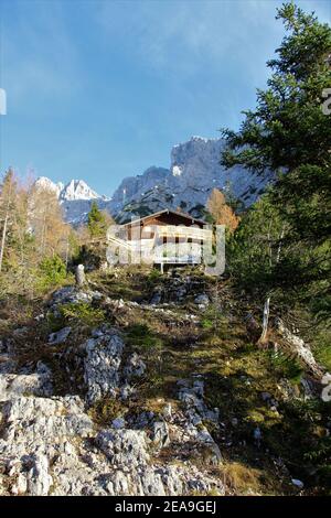 Mittenwalder Hütte mit neuer Terrasse im Sonnenuntergang Stockfoto