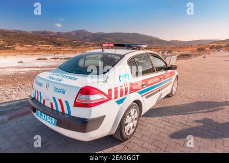 07. September 2020, Salda See, Türkei: Polizeiauto auf der Suche nach einem beliebten Touristenort Stockfoto