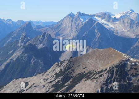 Wanderung zur Pleisenspitze (2569m), Paragleiter, vor dem Brunnsteinmassiv, in der Mitte hinter dem Wettersteingebirge, im Hintergrund die Zugspitze, Bergtour, Bergwandern, Outdoor Stockfoto