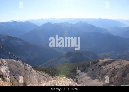 Wanderung zur Pleisenspitze (2569m), Bergtour, Bergwandern, Outdoor, Blick Richtung Seefeld, Reitherspitze, Eppzirler Tal, Herbst im Naturpark Karwendel Stockfoto