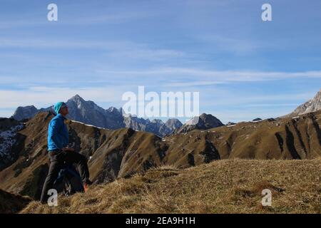 Wanderung zur Gehrenspitze (2367m) im Wettersteingebirge, Mann, Leutasch, Leutaschtal, Puittal, Spätherbst Stockfoto