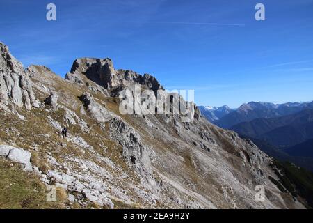 Wanderung zur Gehrenspitze (2367m) im Wettersteingebirge, 2 Männer, Leutasch, Leutaschtal, Spätherbst Stockfoto