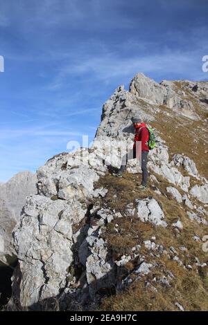 Wanderung zur Gehrenspitze (2367m) im Wettersteingebirge, Mann, Leutasch, Leutaschtal, Puittal, Spätherbst Stockfoto