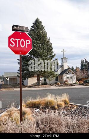 Eine kleine Gemeindekirche in einer ländlichen Stadt in Sisters, Oregon. Stockfoto