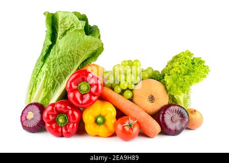 Zusammensetzung von frischem Gemüse und Obst isoliert auf weißem Hintergrund. Stockfoto