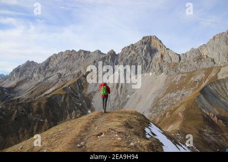 Wanderung zur Gehrenspitze (2367m) im Wettersteingebirge, Mann, Leutasch, Leutaschtal, Puittal, Spätherbst Stockfoto