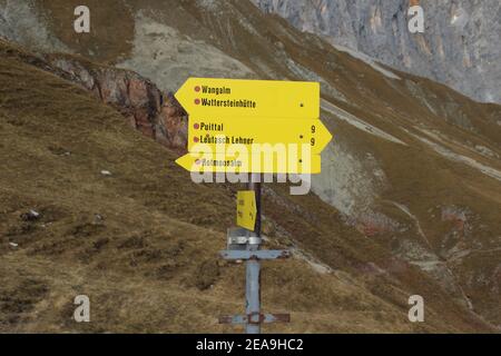 Wanderung zur Gehrenspitze (2367m) im Wettersteingebirge, Leutasch, Leutaschtal, Puittal, Spätherbst, Wegweiser am Scharnitzjoch Stockfoto