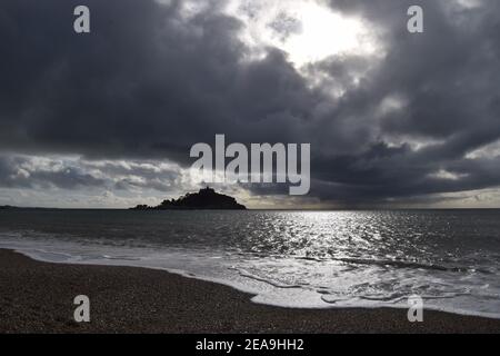 Dunkle Wolken Über Dem Berg Stockfoto