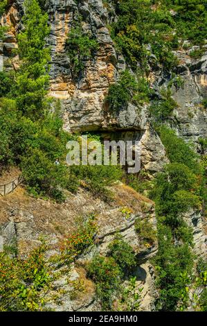 Die Grotta dei Piccioni befindet sich auf einem Felsvorsprung mit Blick auf den Fluss Orta, es ist eines der wichtigsten neolithischen Heiligtümer in der Gegend. Stockfoto