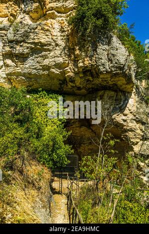 Die Grotta dei Piccioni befindet sich auf einem Felsvorsprung mit Blick auf den Fluss Orta, es ist eines der wichtigsten neolithischen Heiligtümer in der Gegend. Stockfoto