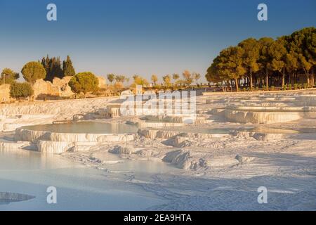 Pamukkale ist das wichtigste Naturwunder der Türkei und des Nahen Ostens. Weiße Travertinen mit Thermalwasser. Es ist eine sehr beliebte Touristenattraktion, die Stockfoto