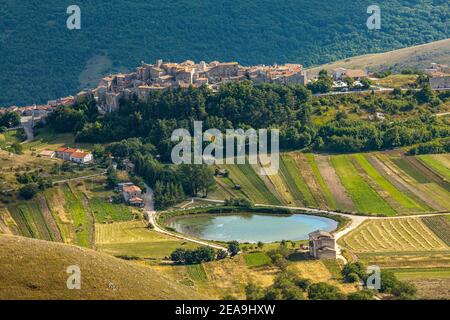 Draufsicht auf das antike mittelalterliche Dorf Santo Stefano di Sessanio im Gran Sasso und Monti della Laga Nationalpark. Stockfoto