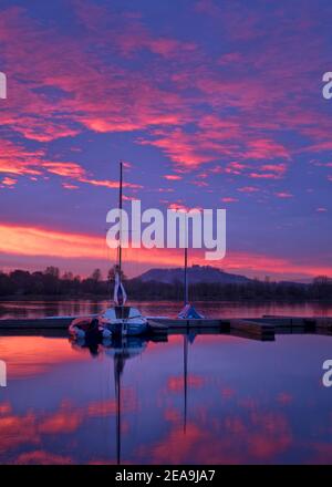 Europa, Deutschland, Hessen, Marburger Land, Niederwälder See bei Kirchhain, Anlegestelle mit Segelbooten, Morgenhimmel Stockfoto