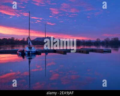 Europa, Deutschland, Hessen, Marburger Land, Niederwälder See bei Kirchhain, Anlegestelle mit Segelbooten, Morgenhimmel Stockfoto