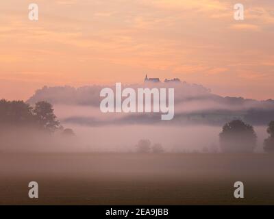 Europa, Deutschland, Hessen, Marburger Land, Morgennebel im Amöneburg-Becken, Blick auf die Amöneburg Stockfoto