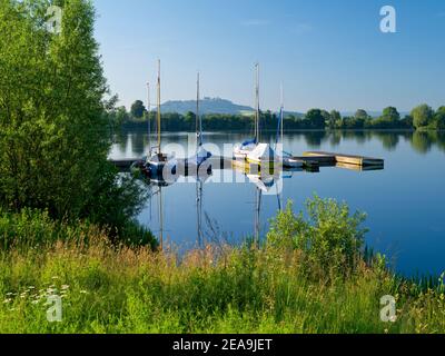 Europa, Deutschland, Hessen, Marburger Land, Niederwälder See bei Kirchhain, Anlegestelle mit Segelbooten Stockfoto