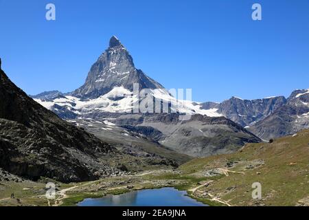 Matterhorn und Riffelsee in den schweizer alpen, Zermatt, Schweiz 2020 Stockfoto