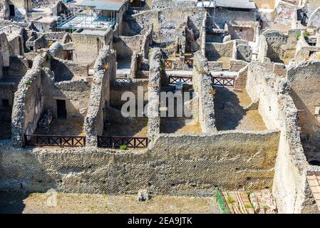 Blick auf die römischen Ruinen der antiken archäologischen Stätte von Herculaneum in Ercolano, Italien Stockfoto