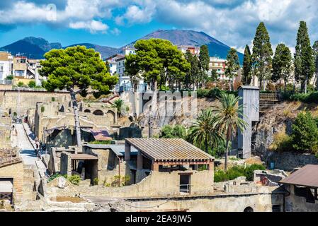 Blick auf die römischen Ruinen der antiken archäologischen Stätte von Herculaneum und den Vesuv in Ercolano, Italien Stockfoto