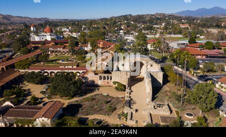 Tagesansicht der Mission der spanischen Kolonialzeit und der umliegenden Stadt San Juan Capistrano, Kalifornien, USA. Stockfoto