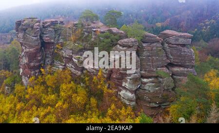 Altfels im Pinschbachtal bei Kastel-Staadt, Saartal, Rheinland-Pfalz, Deutschland Stockfoto