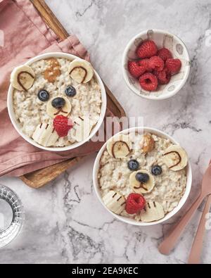 Haferflocken Haferbrei Bär mit Banane und Beeren, Spaß Essen Kunst Idee für Kinder Essen von oben Stockfoto