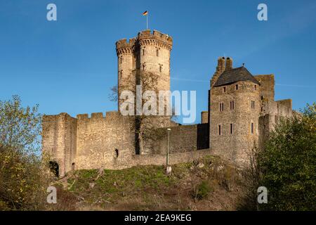 Ruinen der Kasselburg bei Pelm bei Gerolstein, Vulkaneifel, Rheinland-Pfalz, Deutschland Stockfoto