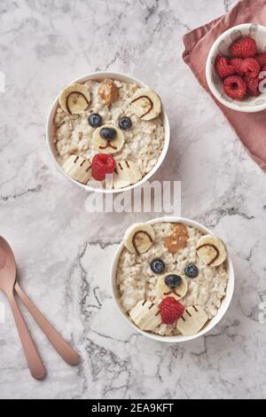 Haferflocken Haferbrei Bär mit Banane und Beeren, Spaß Essen Kunst Idee für Kinder Essen von oben Stockfoto