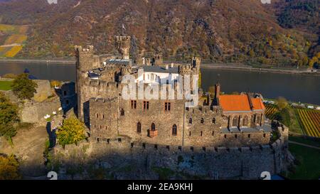 Schloss Reichenstein oberhalb Trechtingshausen, Rheintal, Rheinland-Pfalz, Deutschland Stockfoto