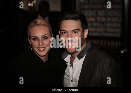 Camilla Dallerup, Kevin Sacre posieren für Fotos auf dem roten Teppich, bevor sie die Body Guard Premiere in London besuchen. Fototermin: Mittwoch, 1. Oktober Stockfoto