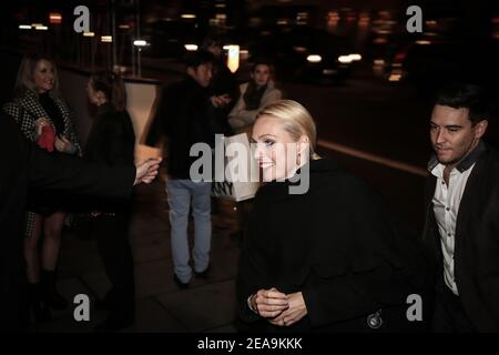 Camilla Dallerup, Kevin Sacre posieren für Fotos auf dem roten Teppich, bevor sie die Body Guard Premiere in London besuchen. Fototermin: Mittwoch, 1. Oktober Stockfoto