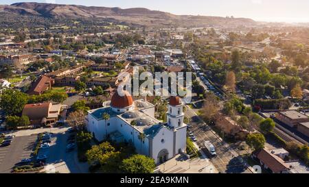 Tagesansicht der Mission der spanischen Kolonialzeit und der umliegenden Stadt San Juan Capistrano, Kalifornien, USA. Stockfoto