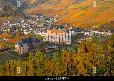 Blick auf die Stadt Mayschoss im Ahrtal, Rheinland-Pfalz, Deutschland Stockfoto