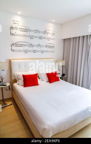 Portugal Porto Hotel da Musica Hotel Dekor Gästezimmer Bett Musik Thema musikalische Notation Pelz Elise im Inneren Stockfoto