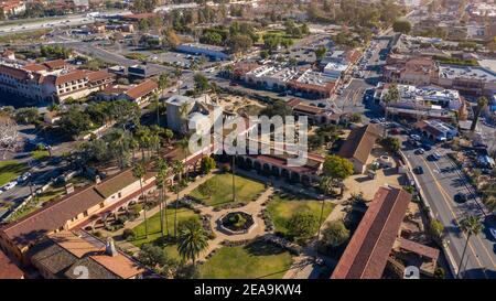 Tagesansicht der Mission der spanischen Kolonialzeit und der umliegenden Stadt San Juan Capistrano, Kalifornien, USA. Stockfoto