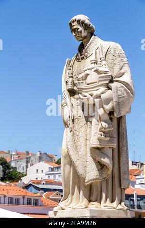 Portugal Lissabon Alfama historisches Viertel Miradouro das Portas do Sol Aussichtsterrasse Aussichtsterrasse Skyline St. Saint Vincent Skulptur Statue Stockfoto