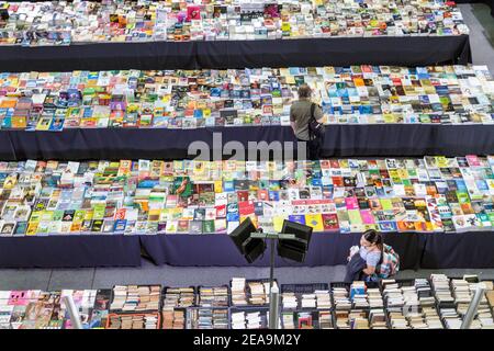 Portugal Lissabon Oriente Gare do Oriente intermodaler Verkehrsknotenpunkt Bahnhof Bahnhof Terminal unteren Ebene Buchhandlung Shop Display shoppi Stockfoto