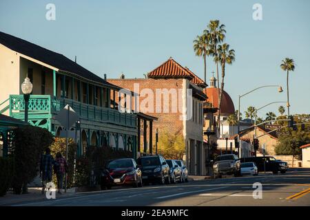 Am späten Nachmittag scheint die Sonne auf der historischen Basilika und dem historischen Viertel von San Juan Capistrano, Kalifornien, USA. Stockfoto