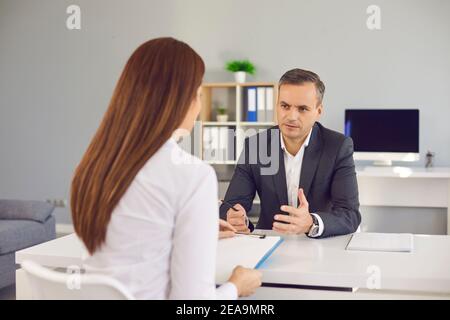 HR-Manager interviewte Kandidaten, befragte nach Berufserfahrung und erzählte über die Anforderungen an die Stelle Stockfoto