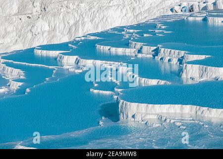 Berühmte Travertinen im türkischen Ferienort Pamukkale in der Nähe der Stadt Denizli. Aufschlüsse von weißem Mineralgestein und Thermalwasserquellen. Wunder der Natur Stockfoto