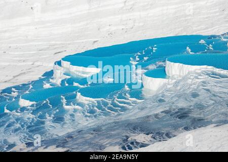 Berühmte Travertinen im türkischen Ferienort Pamukkale in der Nähe der Stadt Denizli. Aufschlüsse von weißem Mineralgestein und Thermalwasserquellen. Wunder der Natur Stockfoto