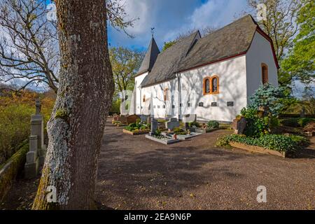 Weinfelder Kirchlein am Weinfelder Maar (Totenmmar) bei Daun, Vulkaneifel, Eifel, Rheinland-Pfalz, Deutschland Stockfoto