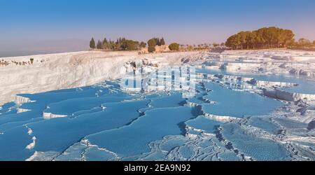 Eine der wichtigsten touristischen Attraktionen in der Türkei ist die Travertinen und Pamukkale heißen Quellen. Landschaftlich schöner Panoramablick auf türkisches Resort Stockfoto