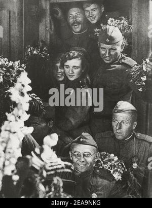 Das Treffen der siegreichen sowjetischen Soldaten auf dem Belorusski Bahnhof in Moskau in 1945. Stockfoto