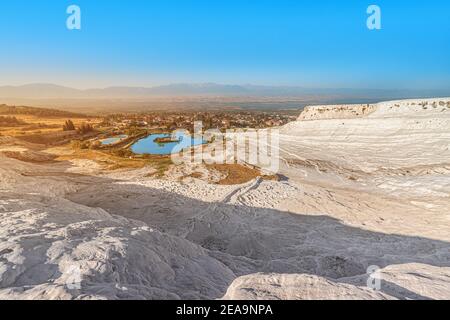 Eine der wichtigsten touristischen Attraktionen in der Türkei ist die Travertinen und Pamukkale heißen Quellen. Landschaftlich schöner Panoramablick auf türkisches Resort Stockfoto