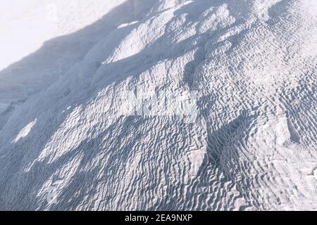 Nahaufnahme von Wellen und feiner Textur von Calcit und anderen Mineralgesteinen in Karbonattravertinen in der Nähe von heißen Quellen in Pamukkale, Türkei Stockfoto