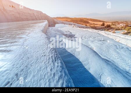 Eine der wichtigsten touristischen Attraktionen in der Türkei ist die Travertinen und Pamukkale heißen Quellen. Landschaftlich schöner Panoramablick auf türkisches Resort Stockfoto