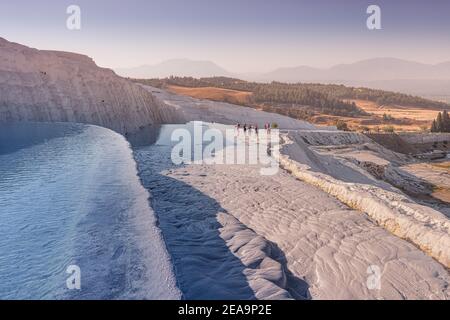 Eine der wichtigsten touristischen Attraktionen in der Türkei ist die Travertinen und Pamukkale heißen Quellen. Landschaftlich schöner Panoramablick auf türkisches Resort Stockfoto