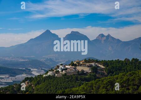 Wohnanlage auf einem Hügel, von der Bernia Ridge oberhalb von Benidorm aus gesehen, an der Costa Blanca, Spanien Stockfoto